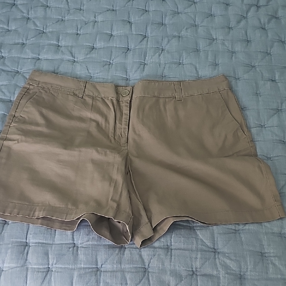 LOFT Women's Cargo Shorts in Tan